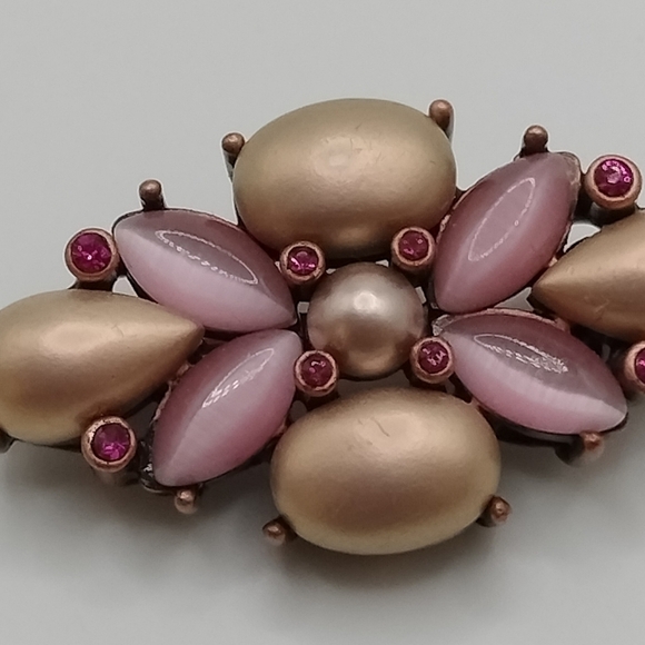 Vintage Brass Monet Pink Mauve Cabochons Rhinestones 1 3/4" Brooch Pin - Picture 2 of 6